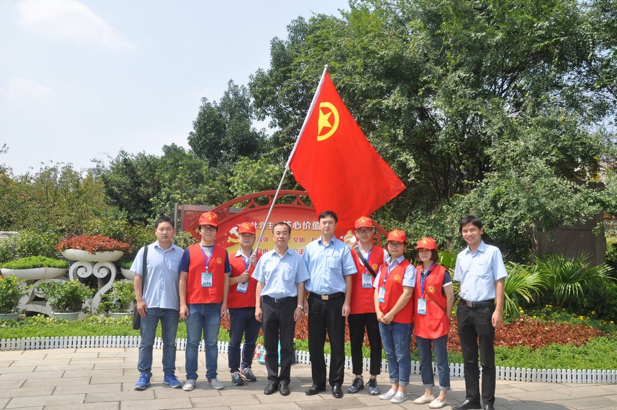 湘電 白石廣場(chǎng)周邊 有了領(lǐng)導(dǎo)的關(guān)心,我們會(huì)更認(rèn)真履職.JPG